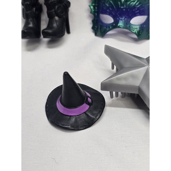 Bratz Doll Masquerade Finora Red Head With Outfit And Accessories - Picture 9 of 16